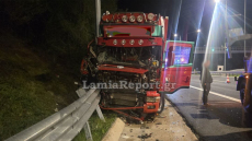 Νταλίκα εξετράπη της πορείας της στην εθνική οδό κοντά στα Καμένα Βούρλα - Δείτε φωτογραφίες