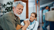 Έκθεση ΟΟΣΑ – Ελλάδα: Ψηλά σε ιατρούς, χαμηλά σε νοσηλευτές και περίθαλψη
