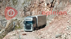 Οδηγός νταλίκας έστριψε λάθος και εγκλωβίστηκε σε χωματόδρομο στα Τρίκαλα - Δείτε φωτογραφία 
