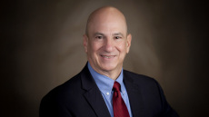 Ο εισαγγελέας Πίτερ Σκανδαλάκης αυτοδιορίστηκε στην υπόθεση κατά του Τραμπ για απόπειρα ανατροπής του εκλογικού αποτελέσματος στην Τζόρτζια