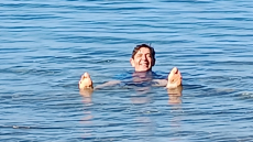 Ο Γεράσιμος Σκιαδαρέσης δημοσίευσε φωτογραφία μέσα στη θάλασσα: 42 ημέρες για τα Χριστούγεννα, έγραψε