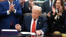 Ο Τραμπ εξαιρεί από τους δασμούς τις εισαγωγές καφέ, εξωτικών φρούτων και βόειου κρέατος 