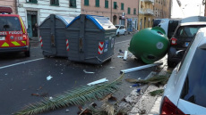 Σφοδρή κακοκαιρία σάρωσε τη Γένοβα: Κατέρρευσε τοίχος, ξεριζώθηκαν δέντρα, πλημμύρισαν σπίτια, δείτε βίντεο