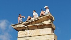 Τουρίστες... έκαναν ηλιοθεραπεία πάνω στον αρχαίο ναό του Απόλλωνα Υλάτη στη Λεμεσό - Δείτε φωτογραφίες
