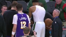 «Καθάρισε» ο Γιάννης Αντετοκούνμπο και έδωσε την μπάλα στον rookie των Λέικερς που του την πήραν οι διαιτητές - Βίντεο