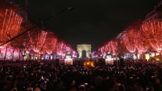 «Μύρισαν» Χριστούγεννα στο Παρίσι: Φωταγωγήθηκε η λεωφόρος των Ηλυσίων Πεδίων, δείτε βίντεο και φωτογραφίες