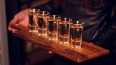 Στο νοσοκομείο 17χρονη έπειτα από κατανάλωση αλκοόλ στο Αγρίνιο - Συνελήφθη ο ιδιοκτήτης του καταστήματος