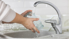 Πώς ξεκολλούν εύκολα οι ετικέτες από τα γυάλινα βαζάκια