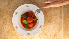 Κοκκινιστά κεφτεδάκια (Polpette al sugo) από την Ελένη Σαράντη του Osteria Mamma
