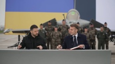 Στη Γαλλία ο Ζελένσκι, τον υποδέχτηκε ο Μακρόν - Υπέγραψαν μνημόνιο για μαχητικά και την αμυντική θωράκιση της Ουκρανίας