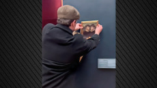 Βέλγοι TikTokers κρέμασαν το πορτρέτο τους δίπλα στη Μόνα Λίζα στο μουσείου του Λούβρου - Δείτε βίντεο