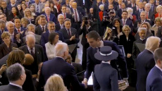 Λύθηκε το μυστήριο: Τι πραγματικά ψιθύρισε ο Μπάρον Τραμπ στον Τζο Μπάιντεν κατά την ορκωμοσία του πατέρα του, Ντόναλντ