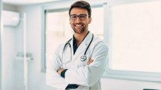 Ανοίγει ο δρόμος της επιστροφής για Έλληνες γιατρούς του εξωτερικού από ΗΠΑ και 5 ακόμη χώρες – Δείτε ποιες
