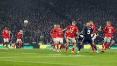 Σκωτία - Δανία: Το απίθανο ψαλιδάκι του ΜακΤόμινεϊ που άφησε...  ανήμπορο τον Σμάιχελ - Δείτε το γκολ