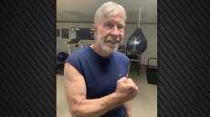 Ο 85χρονος Τσακ Νόρις στέλνει το δικό του μήνυμα από το γυμναστήριο: «Συνέχισε να αγωνίζεσαι για την καλύτερη εκδοχή του εαυτού σου»