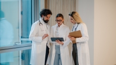 Ανοίγει ο δρόμος της επιστροφής για Έλληνες γιατρούς του εξωτερικού από ΗΠΑ και 5 ακόμη χώρες – Δείτε ποιες