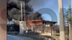 «Καίγομαι, καίγομαι» - Δραματική διάσωση ενός ηλικιωμένου που εγκλωβίστηκε σε φλεγόμενο τροχόσπιτο έξω από την Καβάλα - Βίντεο