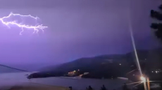 Κακοκαιρία σήμερα: Κεραυνοί έπληξαν τα Σύβοτα τα ξημερώματα, βροχές στην Ήπειρο - Οι περιοχές σε κίνδυνο και οι οδηγίες της Πολιτικής Προστασίας