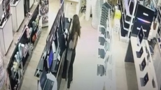 Έμπαινε ως πελάτισσα σε καταστήματα και άρπαζε λαπτοπ και κινητά – Βίντεο με τη δράση 34χρονης