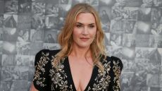 Η Κέιτ Γουίνσλετ περιέγραψε την αμήχανη συνάντηση που είχε πριν χρόνια με τον βασιλιά Κάρολο: «Φορούσα μια διάφανη ολόσωμη φόρμα»