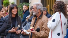 Ο Μελ Γκίμπσον κάνει διακοπές στη Ρώμη: Η βόλτα στο κέντρο της πόλης και οι πόζες με τους θαυμαστές του