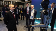 Ρομπότ τεχνητής νοημοσύνης χόρεψε για τον Βλαντίμιρ Πούτιν – Δείτε βίντεο
