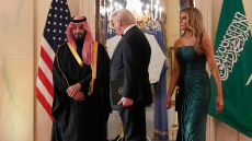 Επίθεση φιλίας Τραμπ στον Μπιν Σαλμάν: Το σμαραγδί φόρεμα της Μελάνια, οι μεγιστάνες στο δείπνο και οι σχέσεις τους με τη Σαουδική Αραβία
