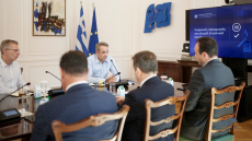 Σύσκεψη στο Μαξίμου για την προστασία των ανηλίκων από καπνό και αλκοόλ - Ψηφιακή επαλήθευση ηλικίας, τι αλλάζει για πάρτι και καταστήματα