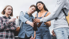 Ψηφιακά «φρένα» στην πώληση καπνού και αλκοόλ σε ανηλίκους – Ποια είναι τα 3 νέα εργαλεία της κυβέρνησης
