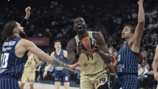 Euroleague: Με βολές του Κορντινιέ σε νεκρό χρόνο η Εφές κέρδισε 74-73 την Μπαρτσελόνα στο ντεμπούτο του Πασκουάλ 