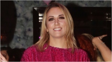 Η Φωτεινή Πετρογιάννη φωτογραφίζει τον γιο της μπροστά στο χριστουγεννιάτικο δέντρο - «Ευτυχία», γράφει