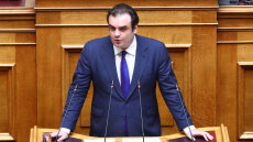 Στη Βουλή ο νέος προϋπολογισμός: Ανάπτυξη 2,4%, μέτρα στήριξης 1,76 δισ, αυξήσεις σε μισθούς και φοροελαφρύνσεις το 2026