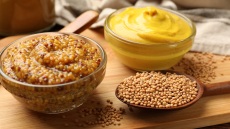 Μουστάρδα: πόσα είδη υπάρχουν και ποιες οι χρήσεις της στην κουζίνα (+συνταγές)