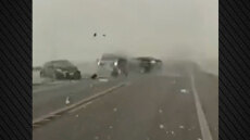 Οδηγός στις ΗΠΑ αγνόησε τους αστυνομικούς, μπήκε στο αντίθετο ρεύμα και έπεσε πάνω σε δύο αυτοκίνητα - Δείτε βίντεο
