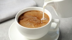 Γιατί οι Άγγλοι βάζουν γάλα στο τσάι – Ποιος είναι ο σωστός τρόπος