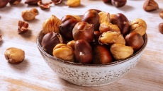 Πώς ψήνουμε κάστανα στον φούρνο χωρίς να στεγνώσουν – Τα 4 απλά βήματα