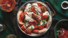 Κεμπάπ γιαουρτλού με ψητές πιπεριές
