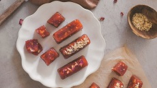 Κυδωνόπαστο με καρύδια, αρμπαρόριζα και πετιμέζι
