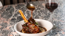 Κότσι αρνίσιο με χουνκιάρ μπεγεντί