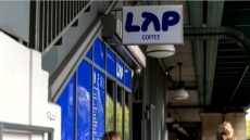 Αλυσίδα καφέ στο Βερολίνο δέχεται επιθέσεις με μπογιές στα καταστήματά της... επειδή πουλά φθηνό καπουτσίνο