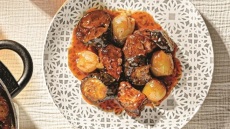 Μοσχάρι με μελιτζάνες, κοκκάρια και καρδάμωμο
