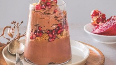 Μους σοκολάτας με κόκκινο κρασί, κραμπλ καρυδιού και ρόδι
