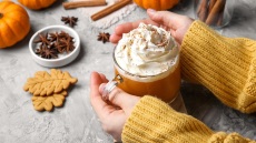 Θέλετε pumpkin spice latte στο σπίτι; Φτιάξτε το με αυτή την εύκολη συνταγή