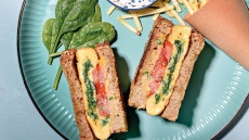 Πολύσπορο ψωμάκι με ομελέτα, σπανάκι και φέτα
