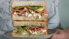 Σάντουιτς με προζυμένιο ψωμί, μορταδέλα, κολοκύθι και ξινομυζήθρα