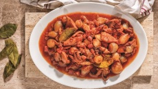 Σουπιές κρασάτες με κρεμμυδάκια στιφάδο
