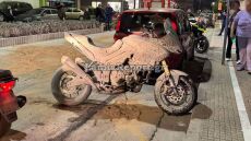 Μοτοσικλετιστής έκανε ελιγμό για να αποφύγει πεζή και τράκαρε με παρκαρισμένο ΙΧ στη Λαμία - Πήρε φωτιά το δίκυκλο