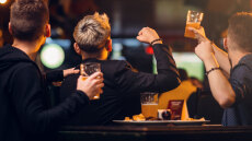 «Επιδημία» το αλκοόλ στους ανηλίκους - Πώς επιδρά η παρέα, ανησυχητικά στοιχεία στη χώρα μας και τι ισχύει στην Ευρώπη