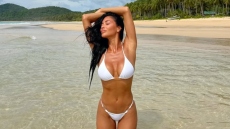Νικόλ Σέρζινγκερ: Οι σέξι πόζες με λευκό μπικίνι σε εξωτική παραλία
