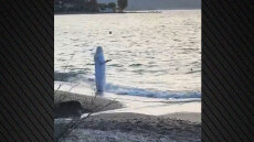 Γυναίκα στα λευκά σε παράξενο τελετουργικό σε παραλία του Βόλου - Δείτε βίντεο
